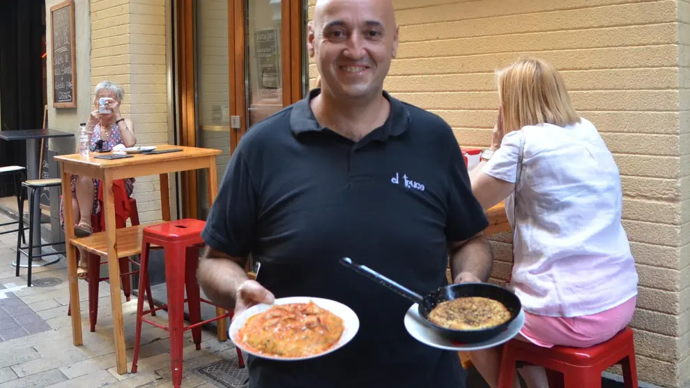 Mario Cobretti, dueño de El Truco, con sus dos tortillas más populares