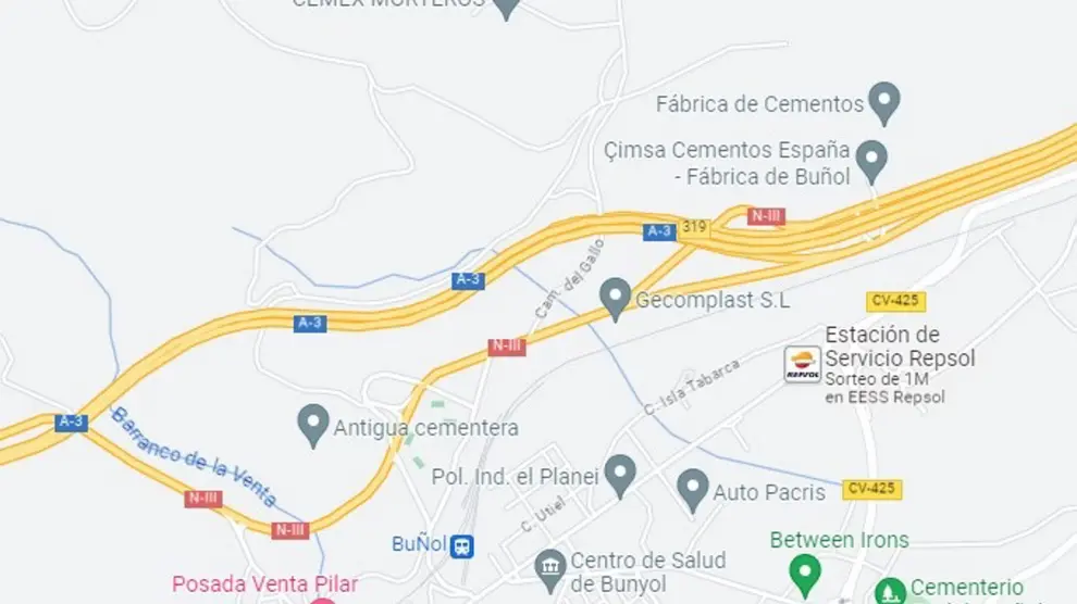 Imagen de la zona en la que se ha producido el vuelco del camión cargado de toros, kilómetro 320 de la A-3 a su paso por Buñol (Valencia)