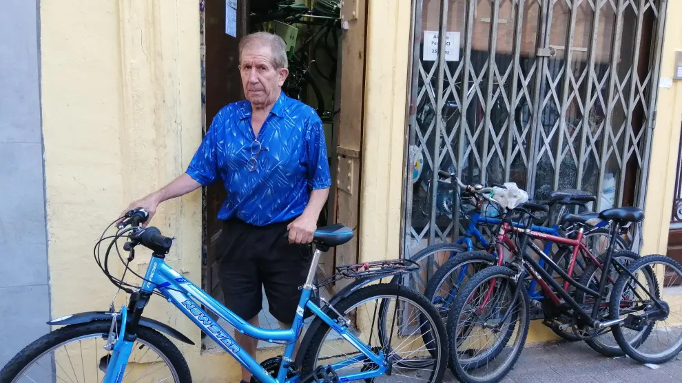 Ángel, con la última bicicleta que ha reparado y que le dio un ciudadano.