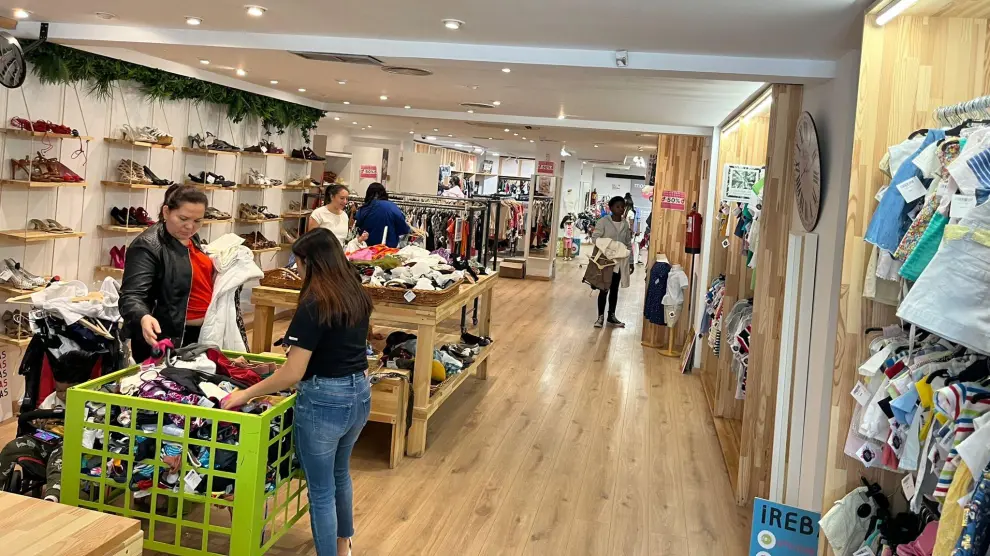 La tienda Re Huesca, de Cáritas recibe a decenas de clientes en la mañana del jueves.