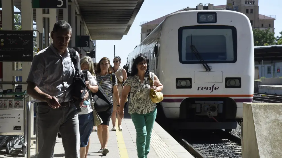 Viajeros apeándose de un tren regional de la línea entre Huesca y Zaragoza.