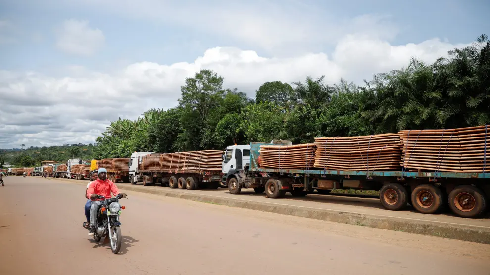 Camiones parados por el cierre de las fronteras tras el golpe de estado en Gabón.