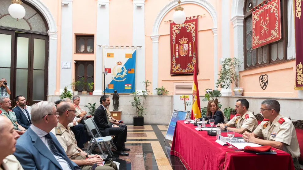 La vicerrectora de la Universidad de Zaragoza, Ana Isabel Allueva, en la presentación del XXX Curso de Defensa de Jaca.
