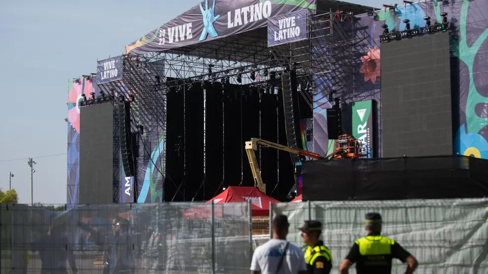 El escenario principal del Vive Latino, junto al Palacio de Congresos de la Expo, listo para congregar a miles de personas en la segunda edición del festival.