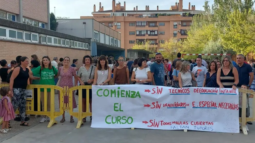 Protesta de las familias en el colegio Pedro J. Rubio de la capital oscense.