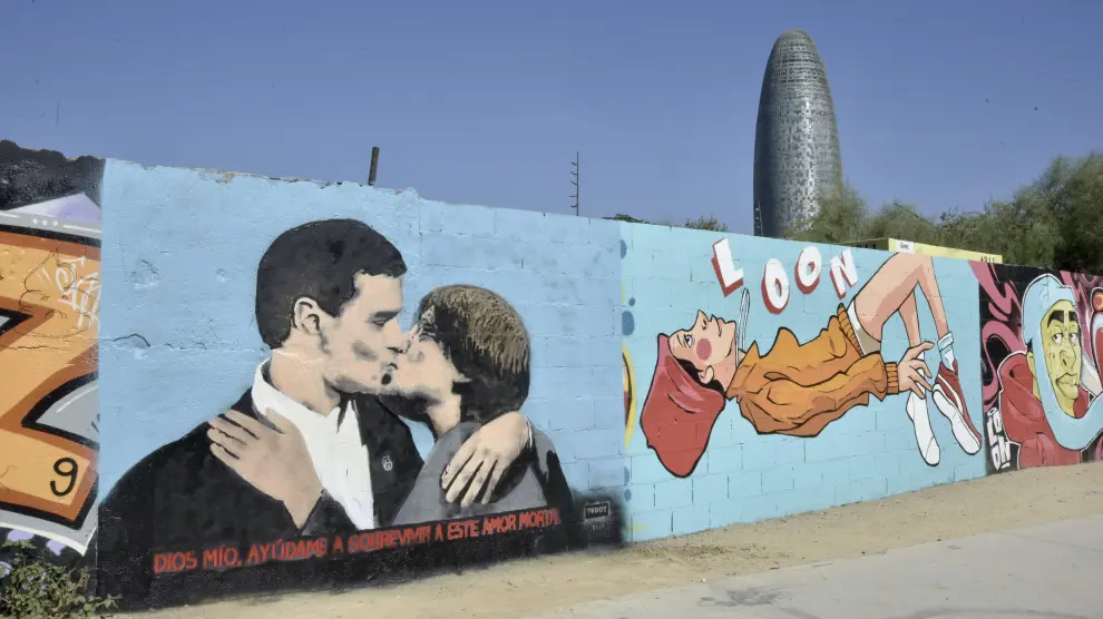 Vista de la pintura del beso entre Pedro Sánchez y Carles Puigdemont