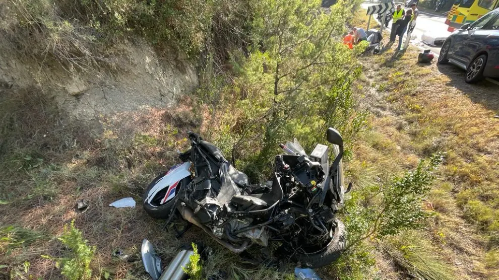 Estado en el que ha quedado la moto tras la colisión frontal en la N-240, en Sigüés.
