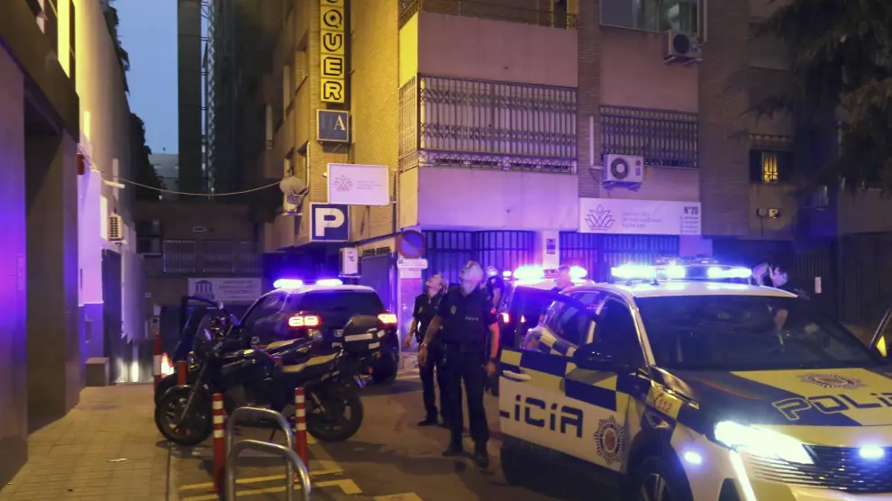 Agentes de la Policía Local de Granada han encontrado el cuerpo sin vida de una mujer al entrar en la vivienda de un hombre que ha fallecido tras saltar desde un balcón.