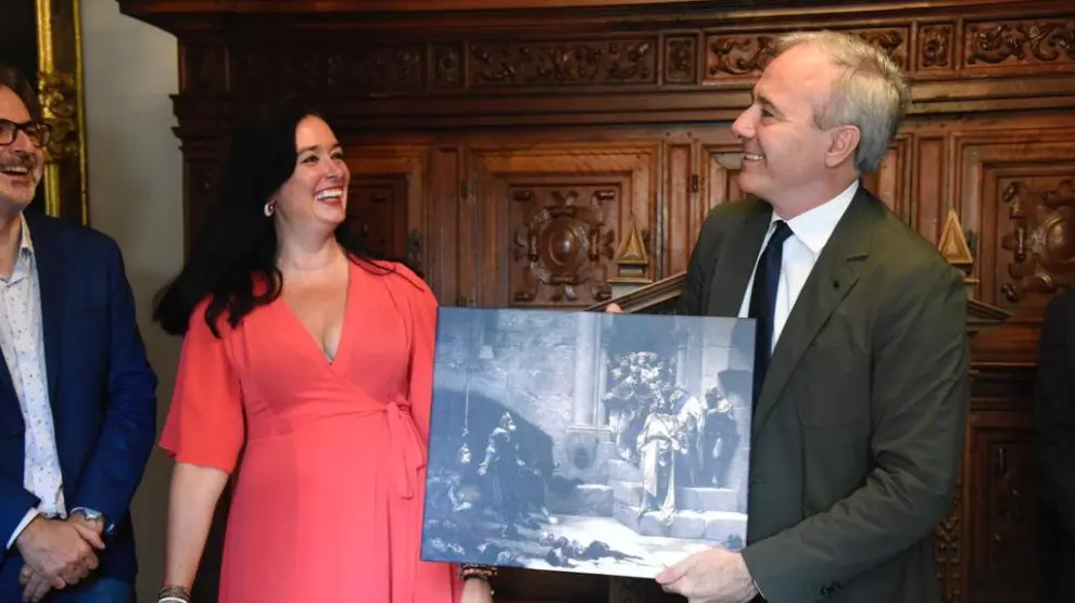 La alcaldesa Lorena Orduna le ha regalado una reproducción del cuadro de 'La Campana de Huesca' al presidente de Aragón, Jorge Azcón.