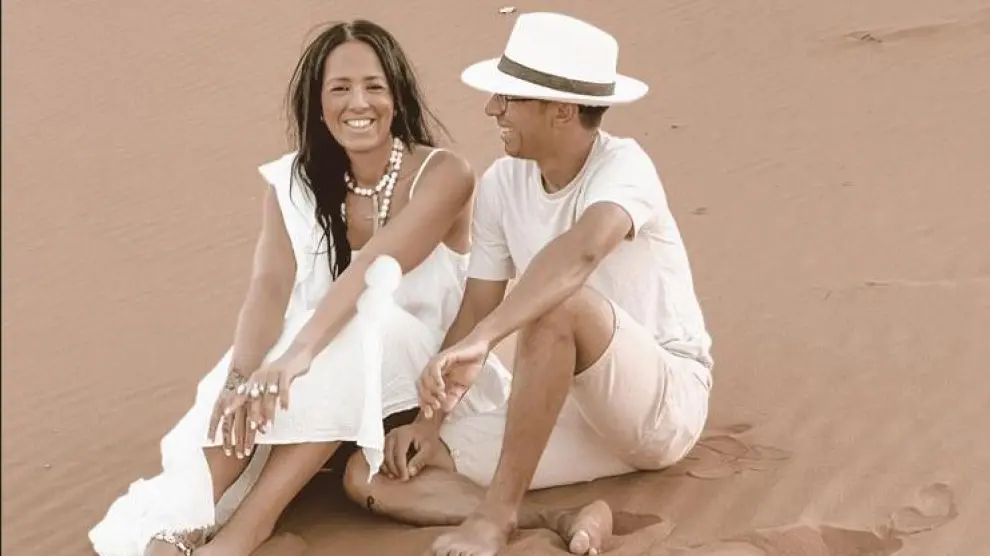 Anabel Serrano y su marido, Sadik Ait Mout, en el Sáhara.