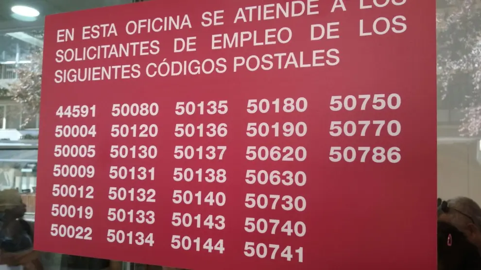 Cartel con los códigos postales que corresponden a la oficina del Inaem provisional en Zaragoza.