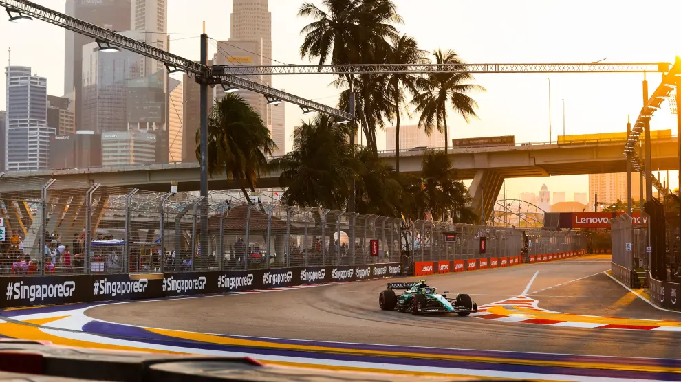 Fernando Alonso rodando en el circuito de Singapur