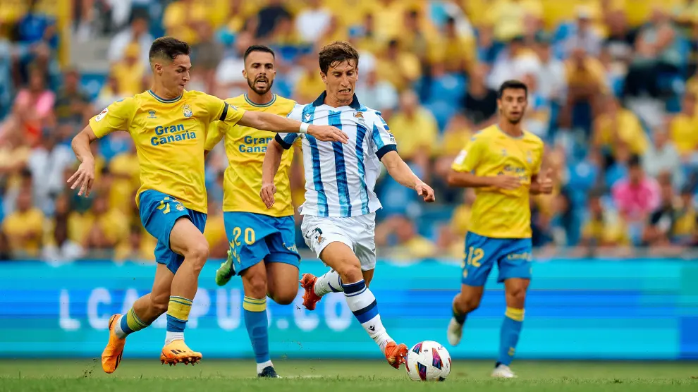 Le Normand of Real Sociedad and Mika Marmol of UD Las Palmas in action during the Spanish league, La Liga EA Sports, football match played between UD Las Palmas and Real Sociedad at Gran Canaria Stadium on August 25, 2023 in Las Palmas, Spain...Gabriel Jimenez Lorenzo / Afp7 ..25/08/2023 ONLY FOR USE IN SPAIN[[[EP]]] [Original: EuropaPress_5397998_le_normand_real_sociedad_mika_marmol_ud_palmas_in_action_during_spanish_league.jpg] //EP// Autor: (20M) AFP Fecha: 25/08/2023 Propietario: (HENNEO) EUROPA PRESS Id: 2023-2488387 [[[HA ARCHIVO]]]
