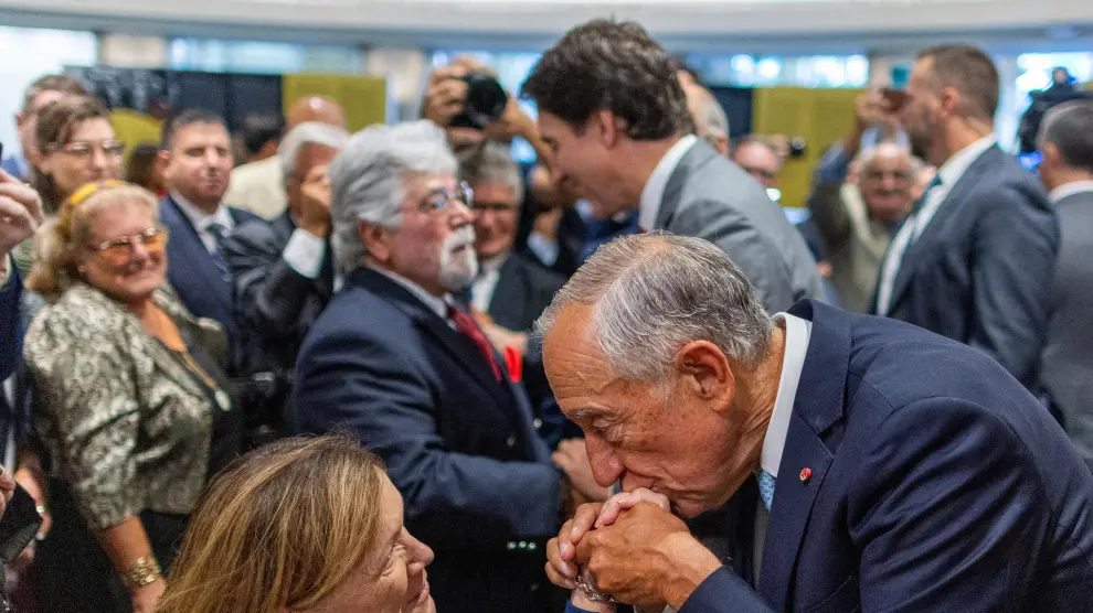 El presidente de Portugal Marcelo Rebelo de Sousa salida al público junto al primer ministro canadiense, Justin Trudeau, en Toronto