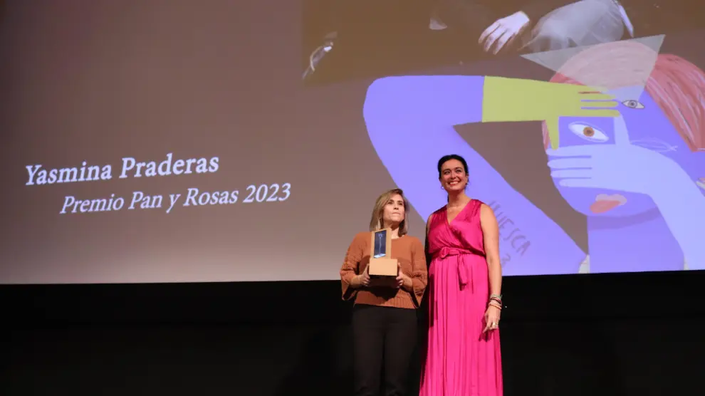 Yasmina Praderas ha recibido el Premio Pan y Rosas de manos de la alcaldesa de Huesca, Lorena Orduna.