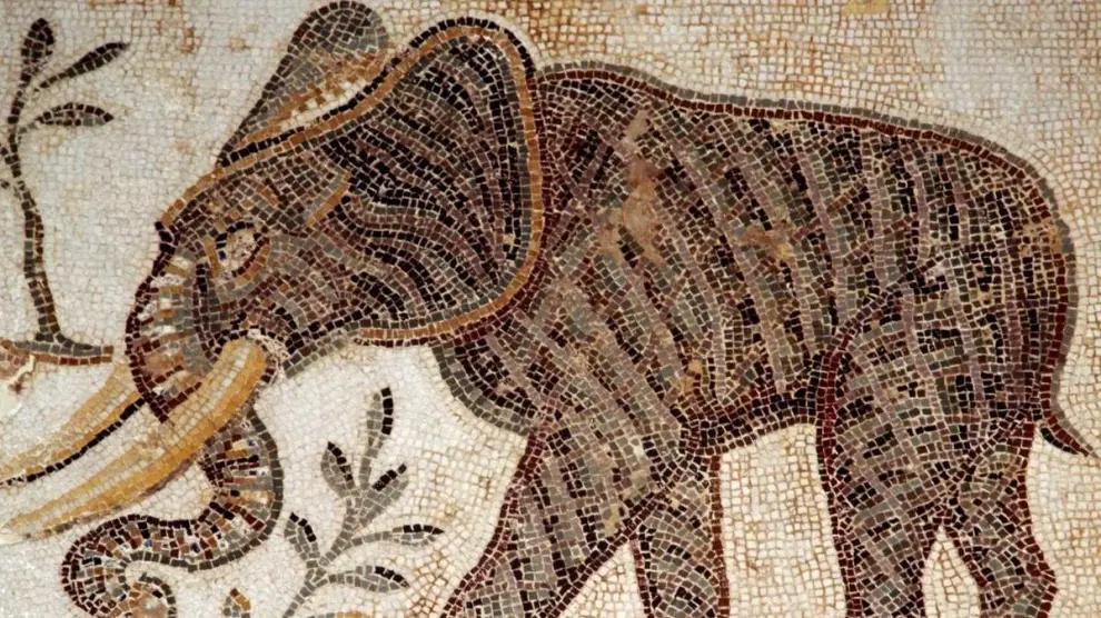 Elefante de batalla representado en un mosaico.