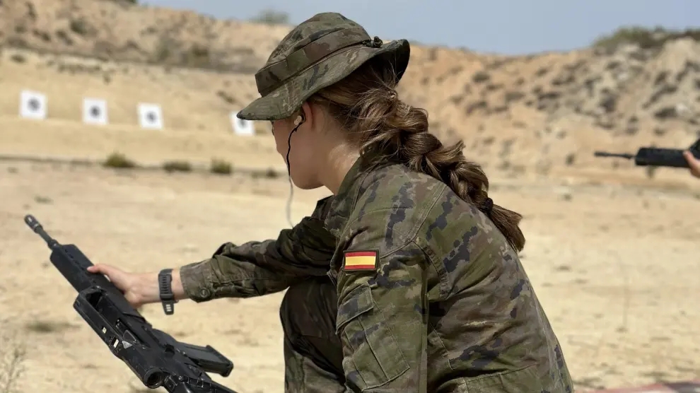 La Princesa Leonor de maniobras y con un fusil en la Academia General Militar de Zaragoza