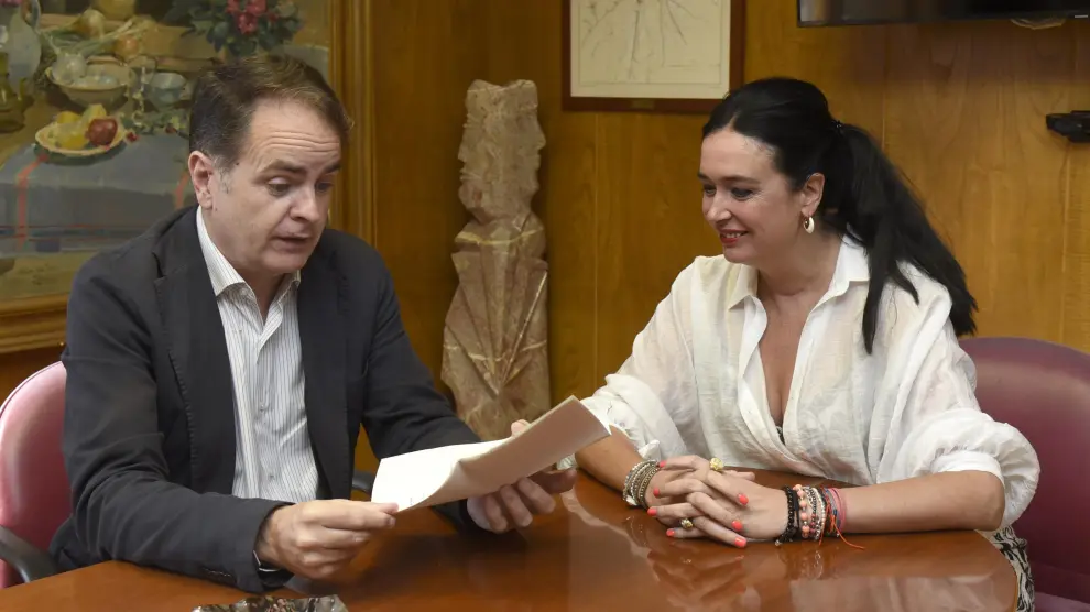 La alcaldesa Lorena Orduna le ha entregado una lista de peticiones del Ayuntamiento de Huesca al consejero Roberto Bermúdez de Castro.