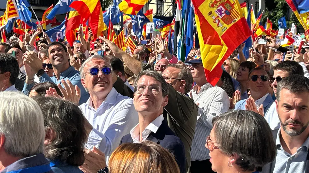 Azcón, en la manifestación de este domingo, junto al presidente de La Rioja, Gonzalo Capellán.
