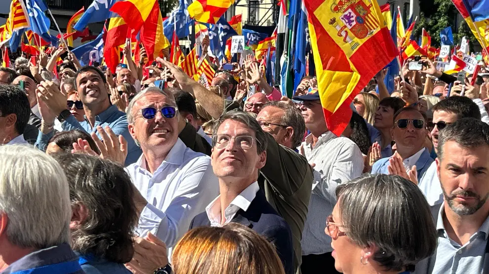 Azcón, en la manifestación de este domingo, junto al presidente de La Rioja, Gonzalo Capellán.