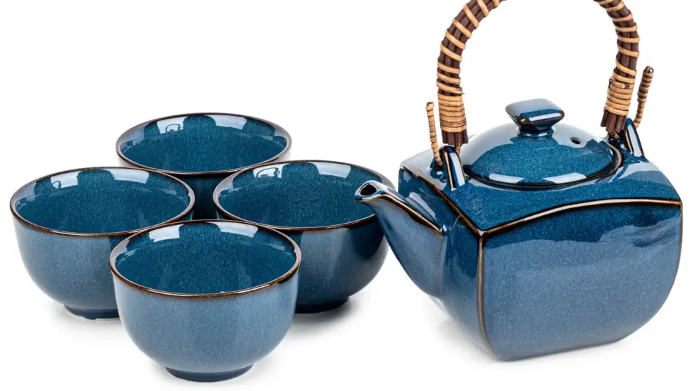 Juego de té de la fábrica de cerámica Namako, caracterizada por su esmalte azul y una de las empleadas en el estudio