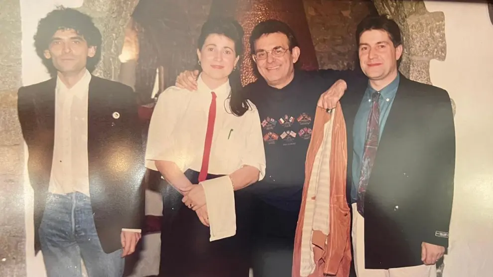 El profesor de la Universidad de Zaragoza Túa Blesa (izquierda) Estrella Pertusa y José María Ciria, del Hotel Ciria de Benasque, con Terenci Moix tras una comida en el establecimiento en el año 93.