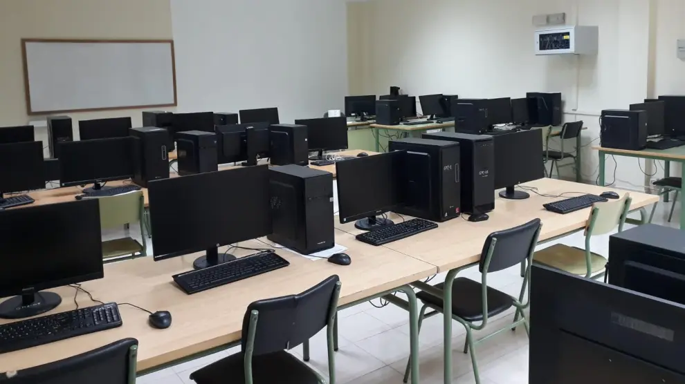 Aulas vacías del instituto Río Arba de Tauste en las que debería impartirse el grado medio de informática.