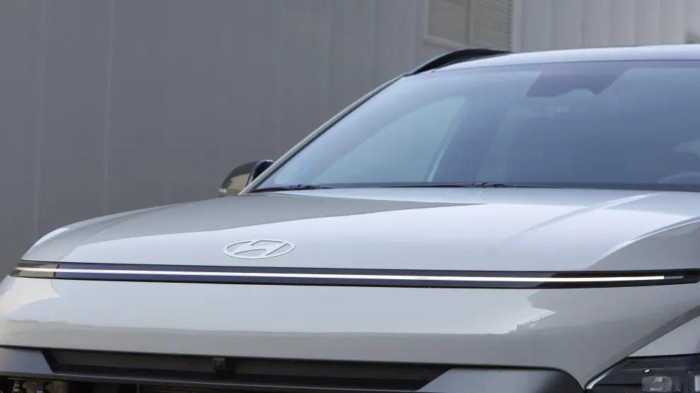 Hyundai Kona tiene un diseño exterior diferente. La luz recorre de forma transversal el frontal de lado a lado