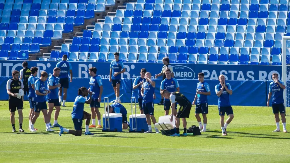 La plantilla zaragocista, este sábado, al inicio del último ensayo previo al partido dominical ante el Mirandés en La Romareda.