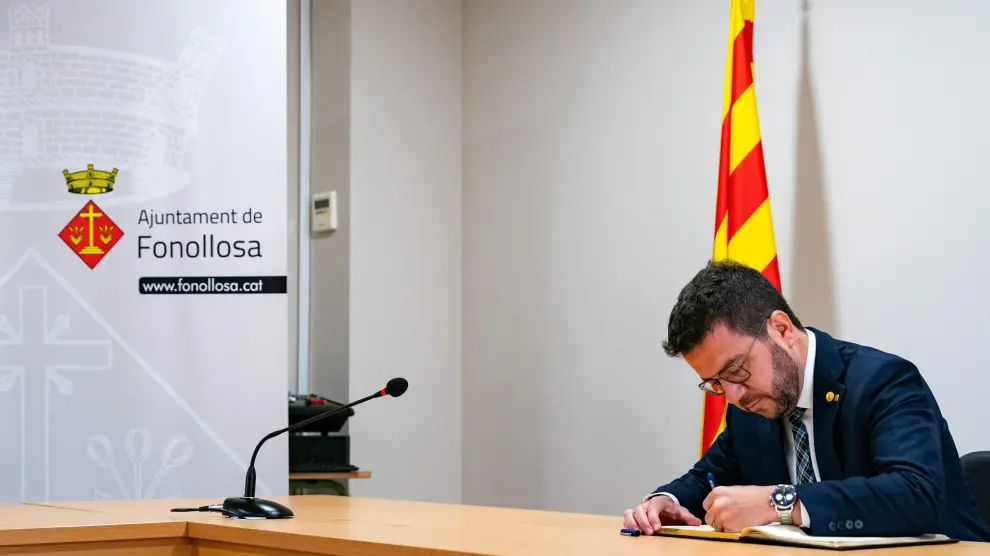 El presidente de la Generalitat, Pere Aragonès, firma en el libro de honor en el Ayuntamiento de la localidad barcelonesa de Fonollosa, este domingo