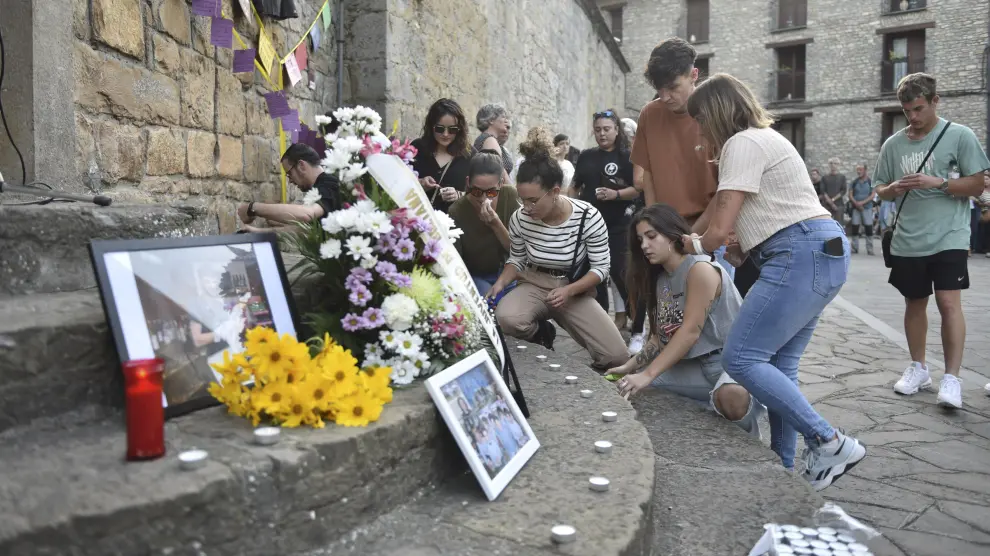 Amigos del fallecido colocaron velas, flores y mensajes en su recuerdo en un altas improvisado en la plaza Mayor de Boltaña.
