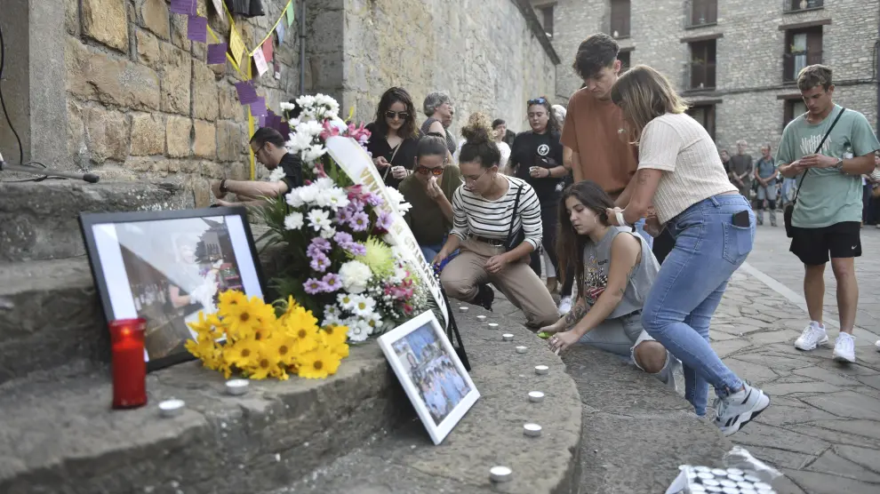 Amigos del fallecido colocaron velas, flores y mensajes en su recuerdo en un altas improvisado en la plaza Mayor de Boltaña.