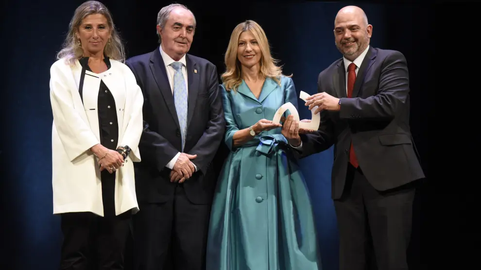 La vicepresidenta segunda, Mar Vaquero, entrega el premio extraordinario de los multiservicios rurales a los representantes las Cámaras de Comercio de Huesca, Zaragoza y Teruel.