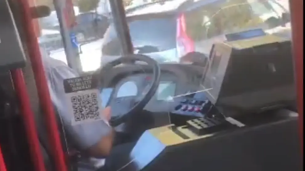 Imagen del vídeo en el que aparece el conductor de un autobús de Zaragoza usando el móvil mientras conduce.