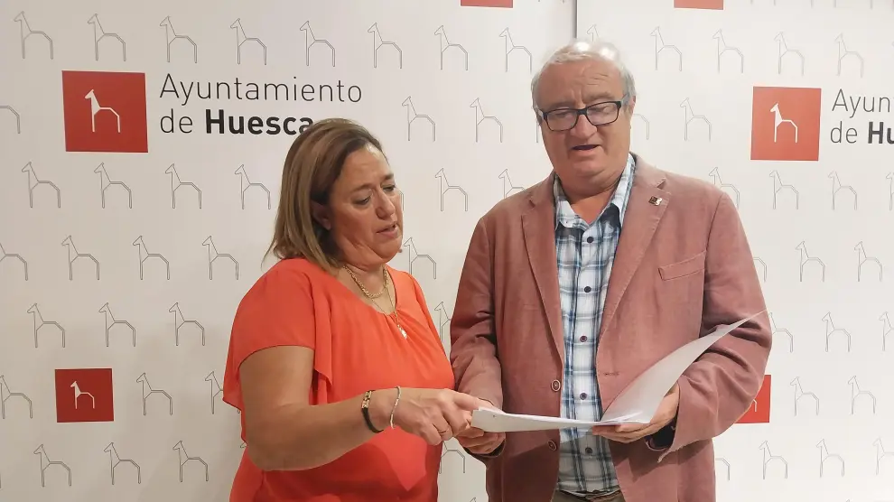 Rosa Gerbás y José María Romance, en la presentación de las propuestas de ordenanzas fiscales del PSOE para Huesca.
