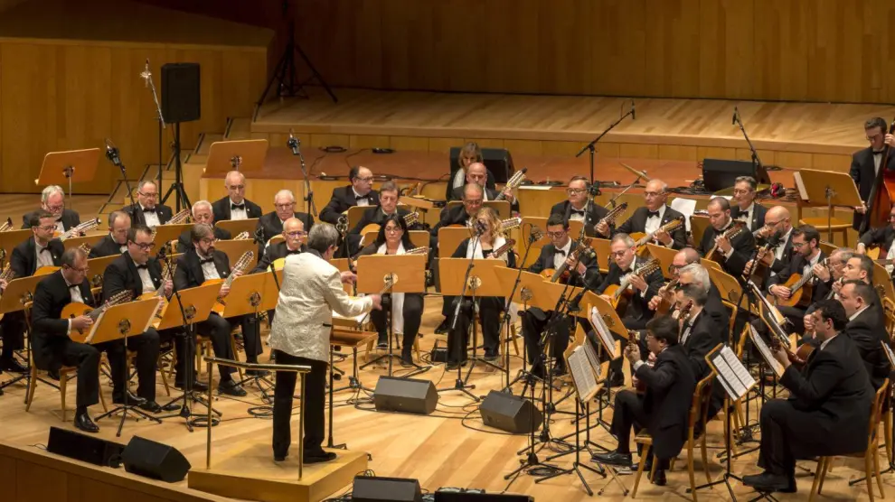 La Orquesta Laudística Harmonía, en concierto.