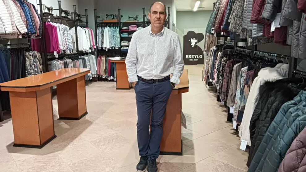 Sergio Bretos en su tienda de moda de señora Breylo, en Zaragoza.