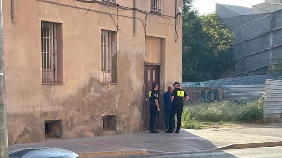 Agentes de la Policía Local delante de la puerta del número 6 de la plaza de San Félix y San Voto este lunes.