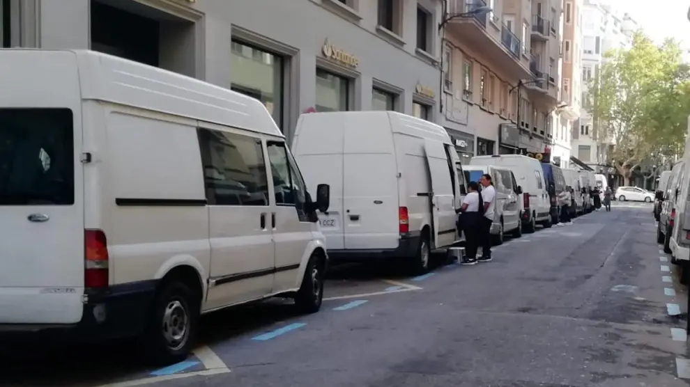 Furgonetas aparcadas en una céntrica calle de Zaragoza, este martes.