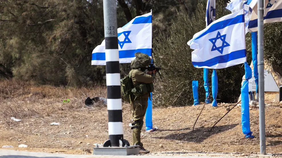Un soldado israelí vigila la entrada al Kibbutz Kfar Aza en Israel.