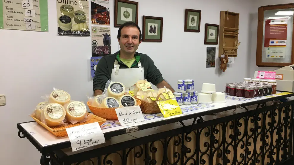 Andrés Bielsa, en el mostrador de la quesería de la empresa en la localidad de Saravillo.