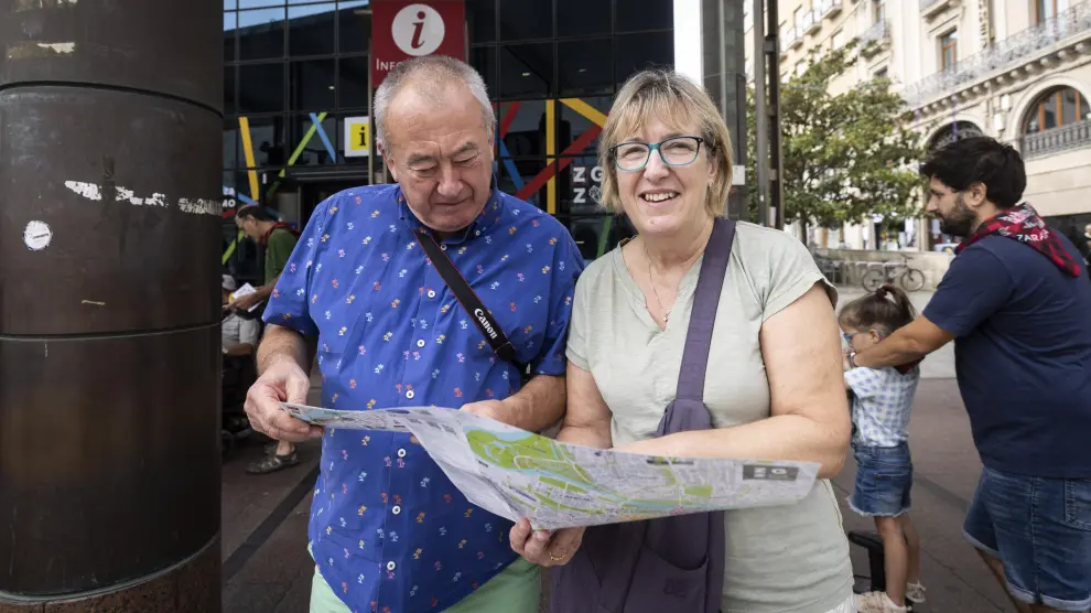 Jayne y Andrew Green consultan un mapa en la plaza del Pilar durante estas fiestas