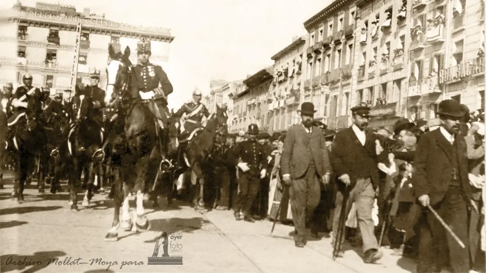 Alfonso XIII recorre a caballo las abarrotadas calles de Zaragoza, ciudad que visita del 16 al 19 de octubre de 1903.