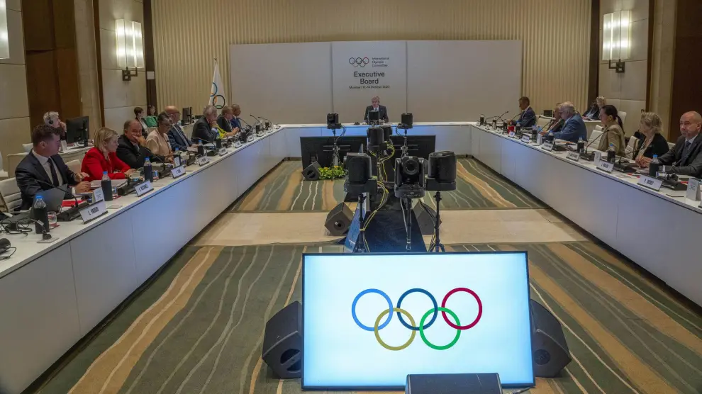 El presidente del Comité Olímpico Internacional (COI), Thomas Bach, en el centro, habla el primer día de la reunión de la junta ejecutiva del COI antes de la próxima 141ª sesión del COI en Bombay, India