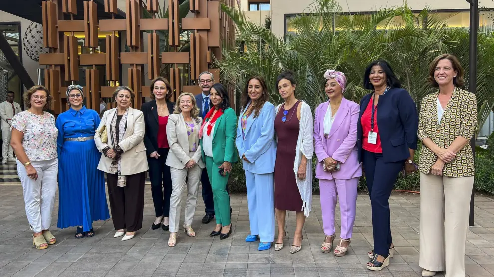 La vicepresidenta primera en funciones del Gobierno de España, Nadia Calviño, posa con miembros de la Asociación de Mujeres Empresarias de Marruecos y el embajador de España, Ricardo Díez-Hochleitner, este martes 10 de octubre, en Marrakech.