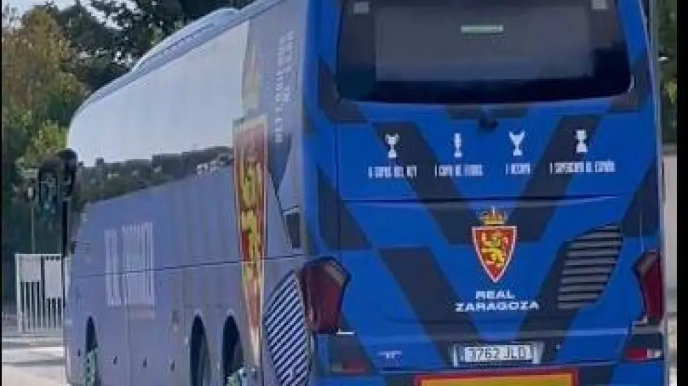 El autobús del Real Zaragoza, en su partida hacia Gijón a las 14.00 de este viernes.