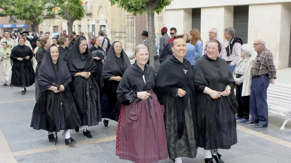 Fraga recupera cada año la tradición de 'les dones de faldetes'.