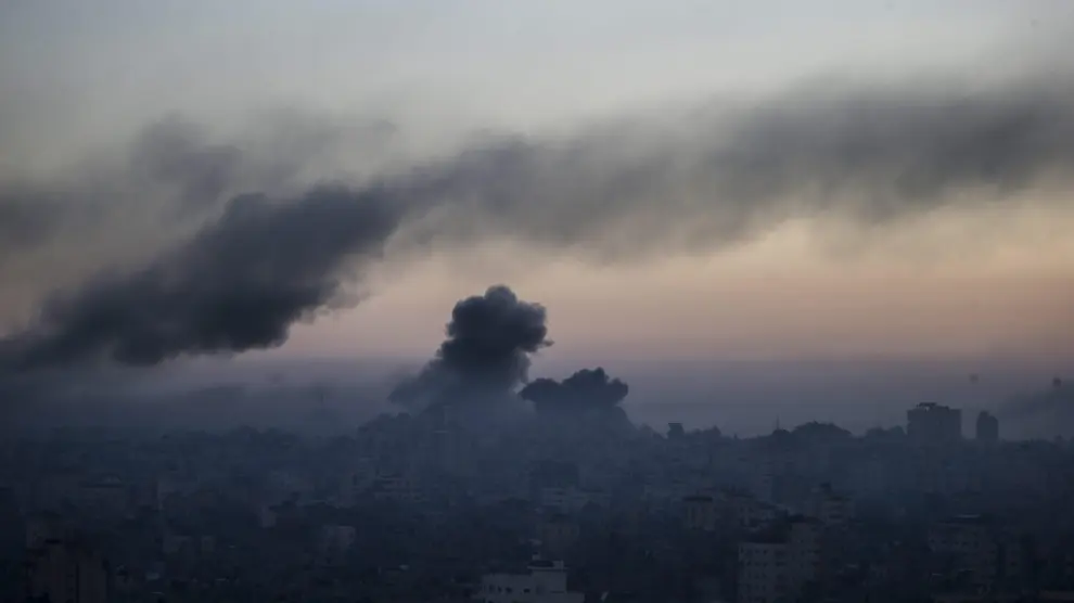 Columna de humo durante un bombardeo israelí sobre Gaza.