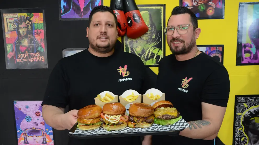 Los hermanos Rubertone, con las hamburguesas que tienen en promoción.