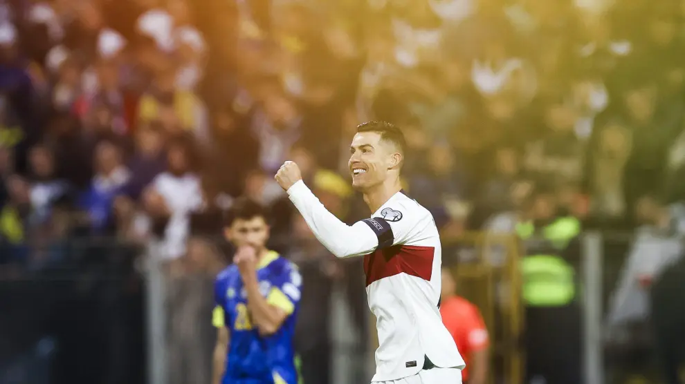 Cristiano Ronaldo anotó un doblete ante Bosnia logrando la clasificación para la Eurocopa